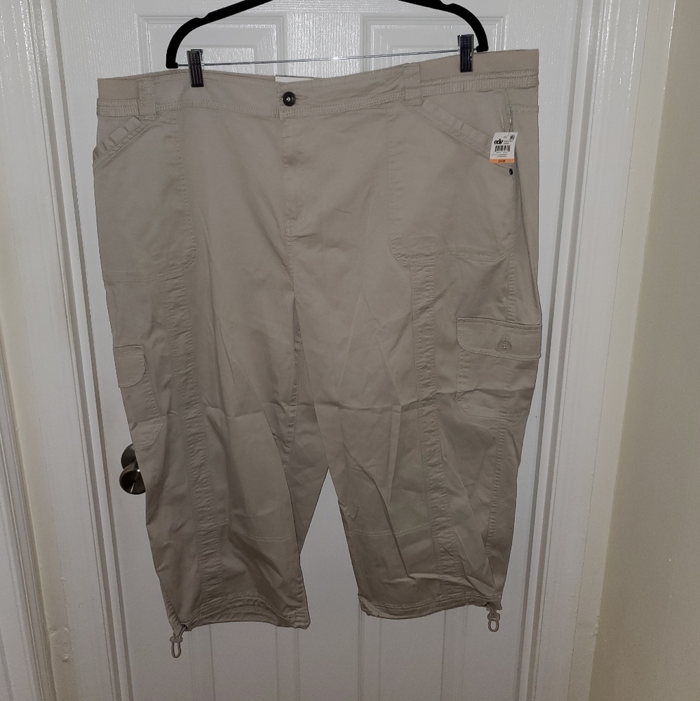 NEW Plus Size Capris Size 24W